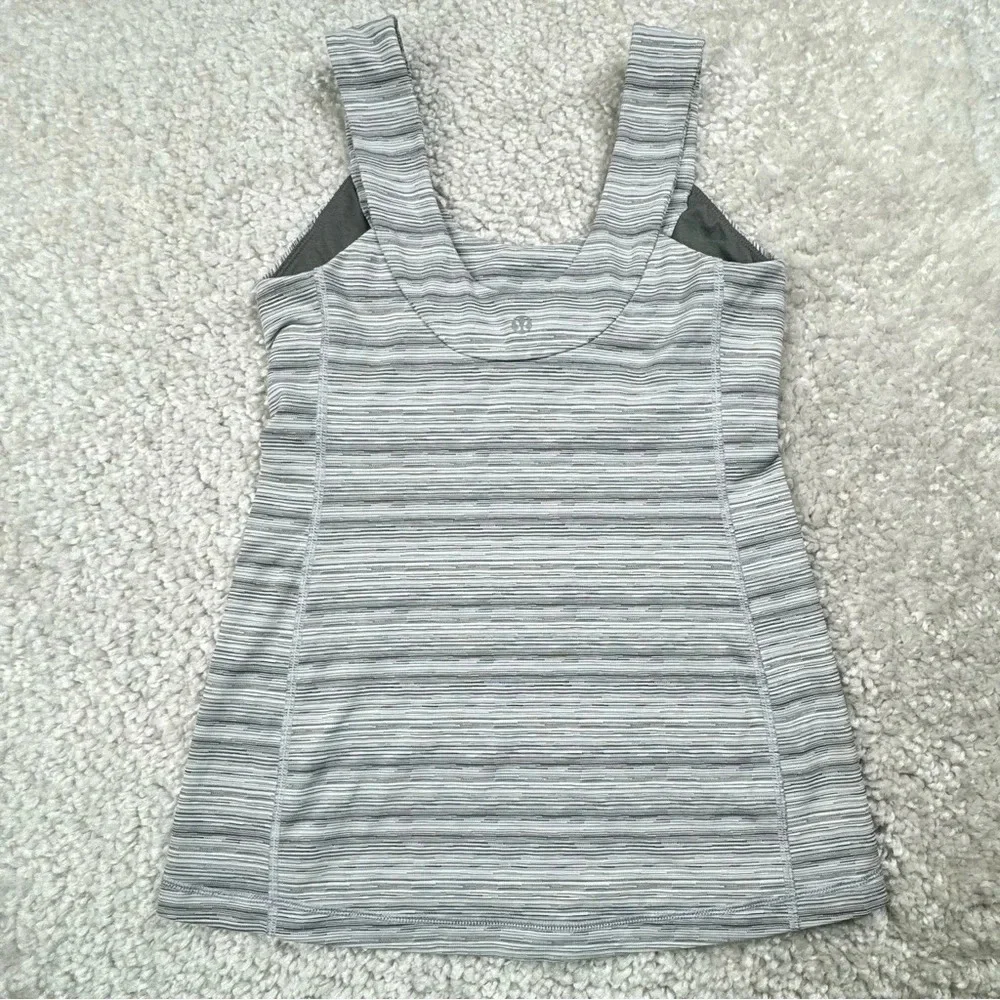 Lululemon Scoop Back Tank in Cyber Stripe White Silver Fox. Size 6
